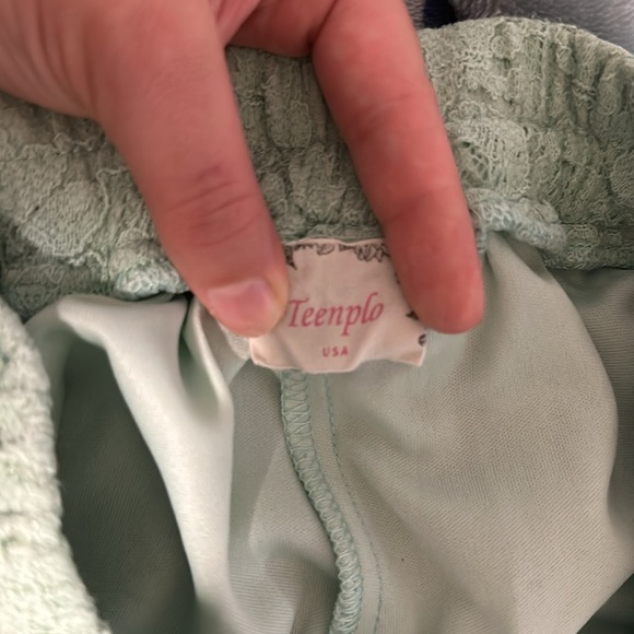 Light green Summer shorts, non-adjustable waist size medium - Picture 4 of 6